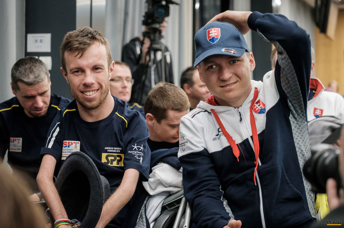 Lyžiari Martin France (vľavo) a Jakub Krako po...