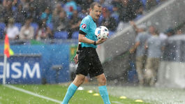 Rozhodca v pražskom derby dvakrát chyboval, uviedla komisia. Pomohlo video