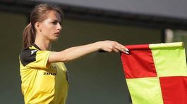 FOTO: Futbalový zákon žije v božskom tele. Poľská rozhodkyňa dvíha tlak