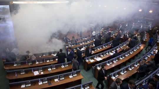 Dohoda s Čiernou Horou neprešla, kosovská opozícia opäť striekala slzný plyn