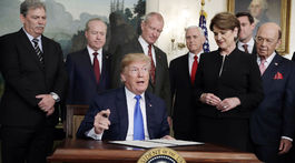 Trump vyzval Čínu, chystá pre ňu clá a obmedzenie investícií