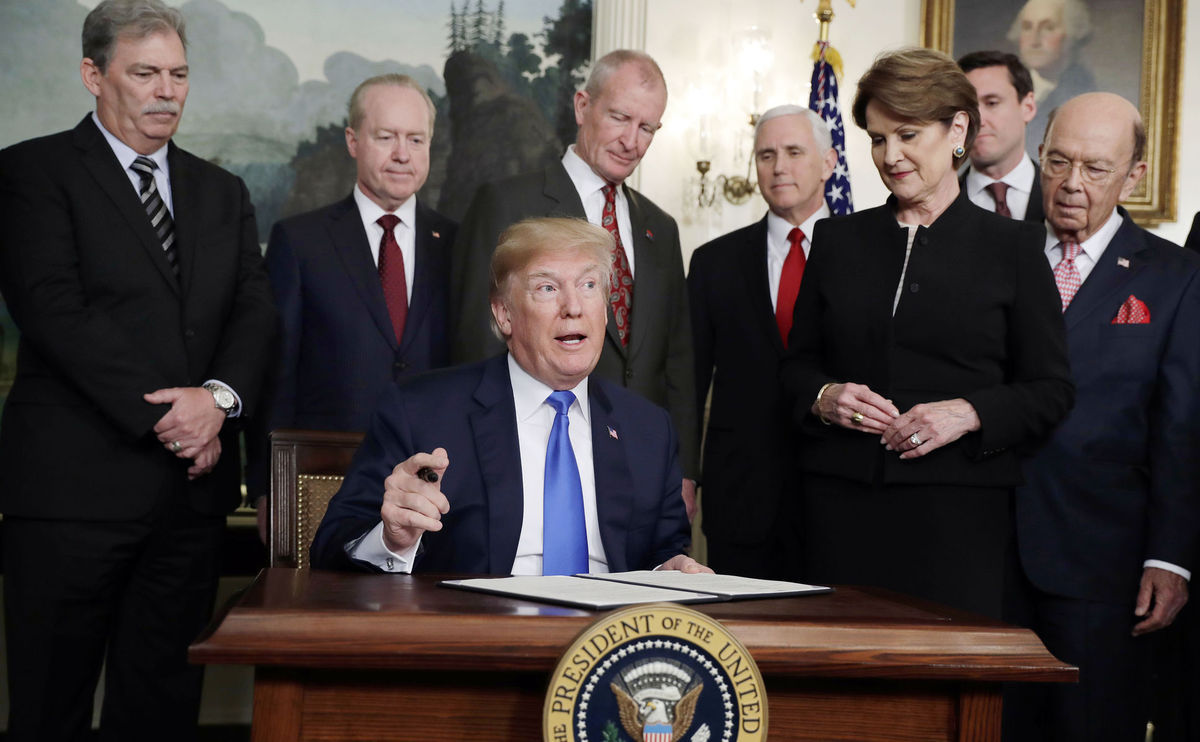 Americký prezident Donald Trump podpisuje...