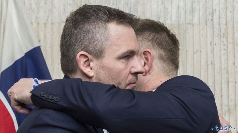 Na snímke vpravo odchádzajúci premiér SR Robert...