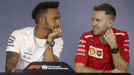 Hamilton a Vettel útočia na Fangia. Pod ochranou svätožiary