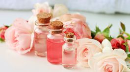 Ružová voda je hotový zázrak. Pomôže pleti, telu aj vlasom. Ako?