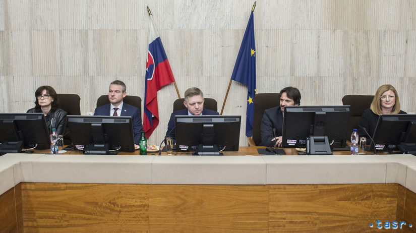 Na snímke zľava odchádzajúca ministerka...