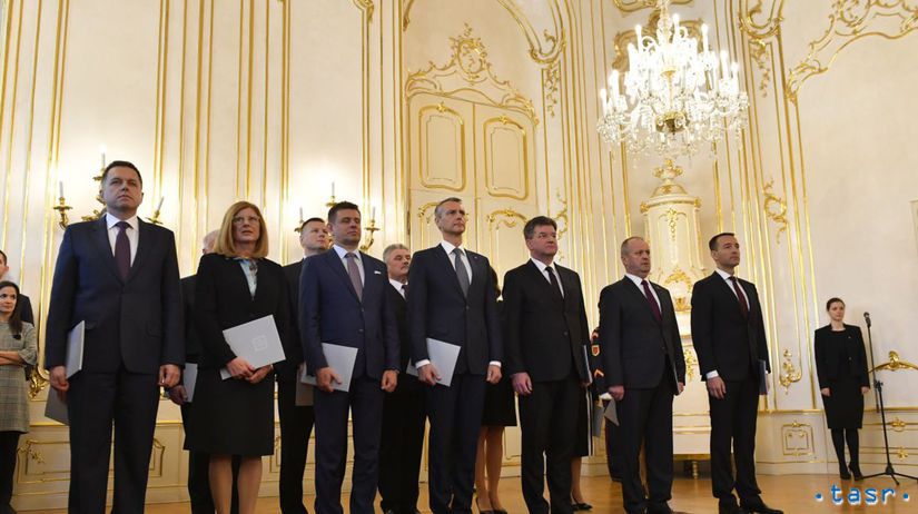 Na snímke novovymenovaní členovia vlády SR v...
