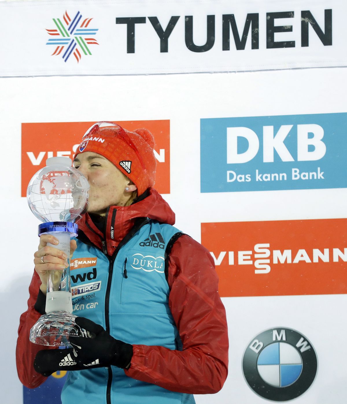 Anastasia Kuzminová bozká svoj prvý malý glóbus.