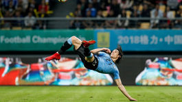 VIDEO: Česi ho chceli vystaviť do ofsajdu. Cavani im zastrihal nohami
