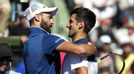 Snažím sa, ale nejde to, vraví Djokovič. Po 11 rokoch prehral trikrát za sebou