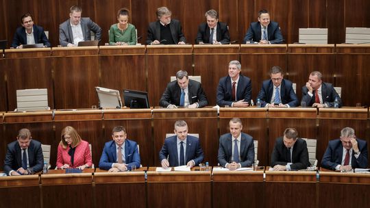 Päťčlenná komisia vypočúva kandidátov na šéfa whistleblowerského úradu