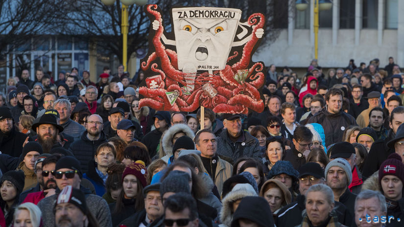 Na snímke protestné zhromaždenie Za slušné...