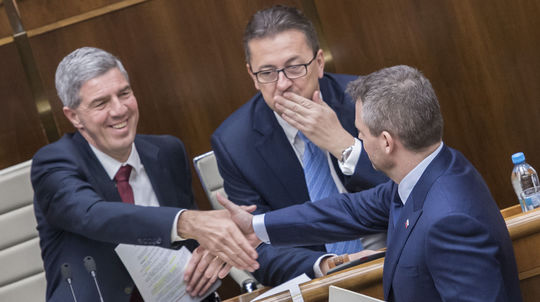 Na snímke zhora zľava podpredsedovia NR SR Béla...