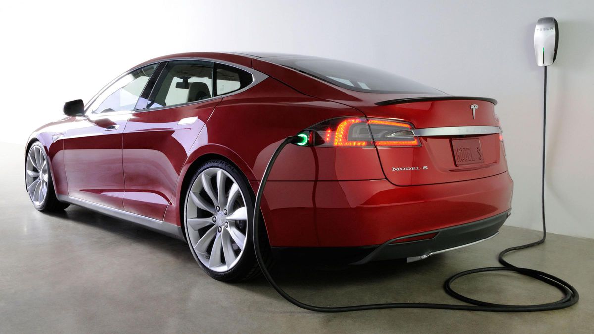Tesla S sa prepadla s počtom 16 440 registrácií...