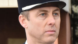 Zomrel zranený policajt, ktorý sa pri rukojemníckej dráme na juhu Francúzska vymenil za rukojemníkov