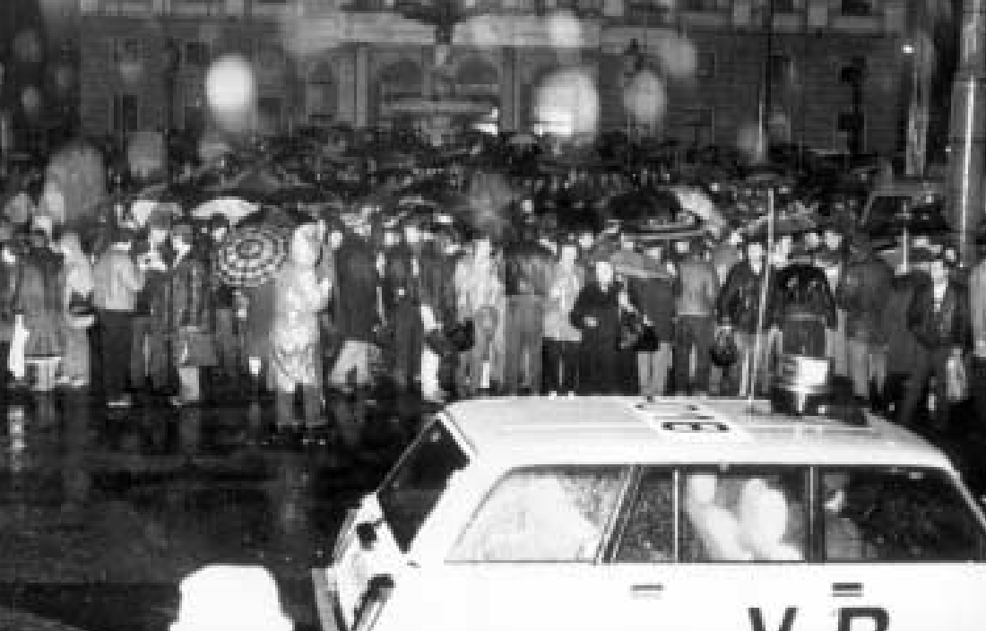 Historická snímka zo Sviečkovej manifestácie:...