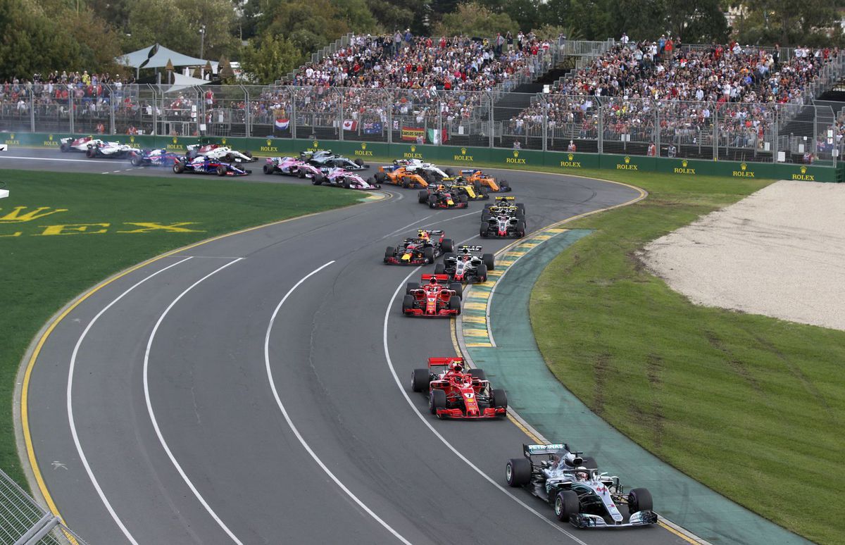 Nájazd do prvej zákruty po štarte VC Austrálie....