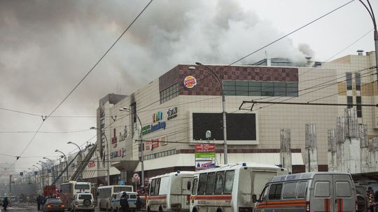 Pri požiari v ruskom obchodnom centre zomreli desiatky ľudí