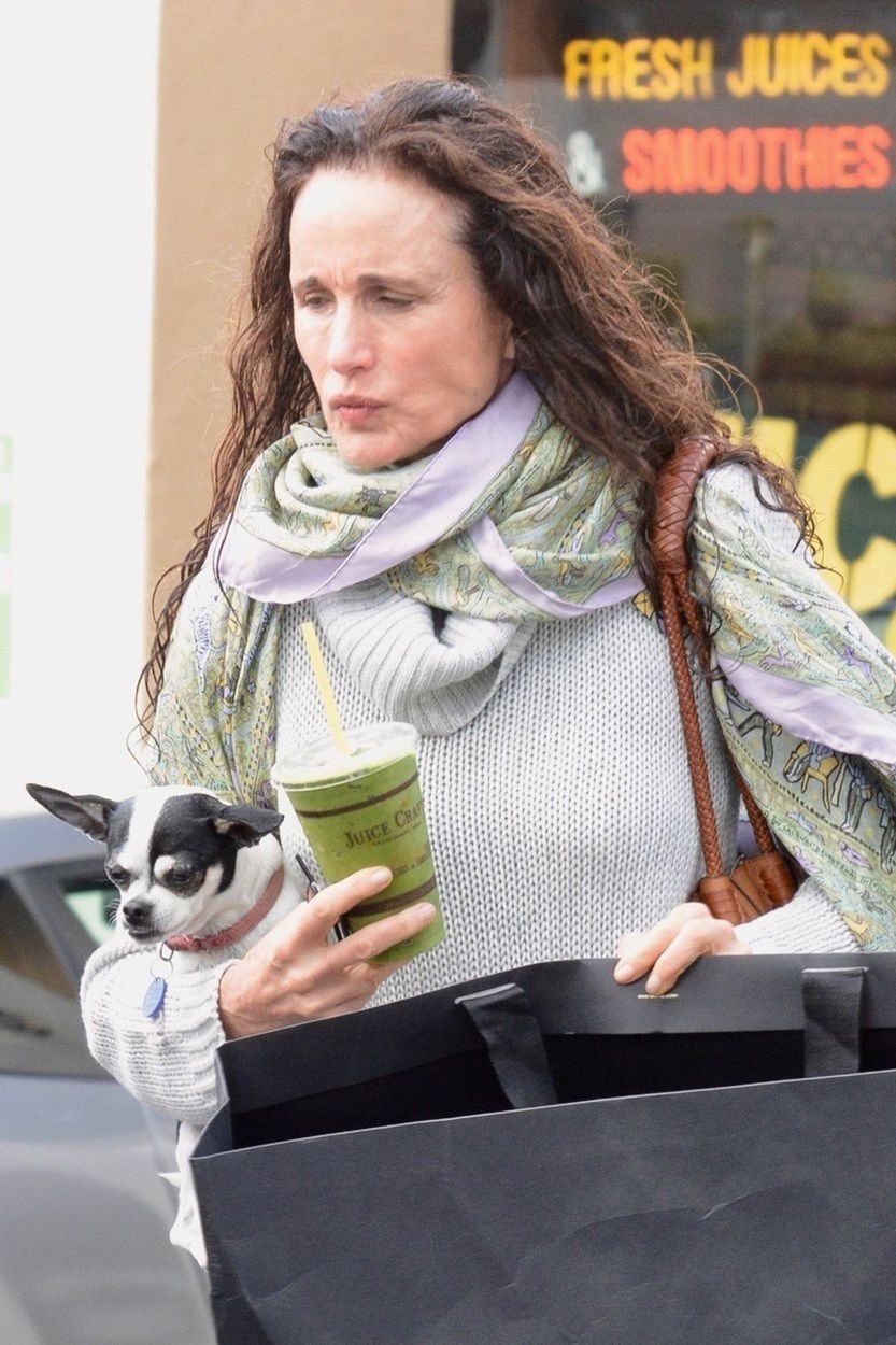 Andie MacDowell (59) na ulici v Los Angeles.
