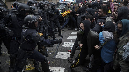 Vyše 100 zranených pri zrážkach protestujúcich s políciou v Katalánsku