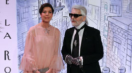 Caroline s dizajnérom Karlom Lagerfeldom, ktorý navrhol aj jej šaty z kolekcie Chanel Haute Couture. 