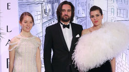 Charlotte Casiraghi (vpravo), jej partner Dimitri Rassam a princezná Alexandra z Hanoveru v kreácii Chanel Haute Couture. 