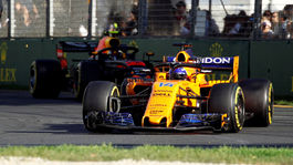 Povzbudený Alonso vyzýva do boja Red Bull. Debutanta Sirotkina odstavila taška