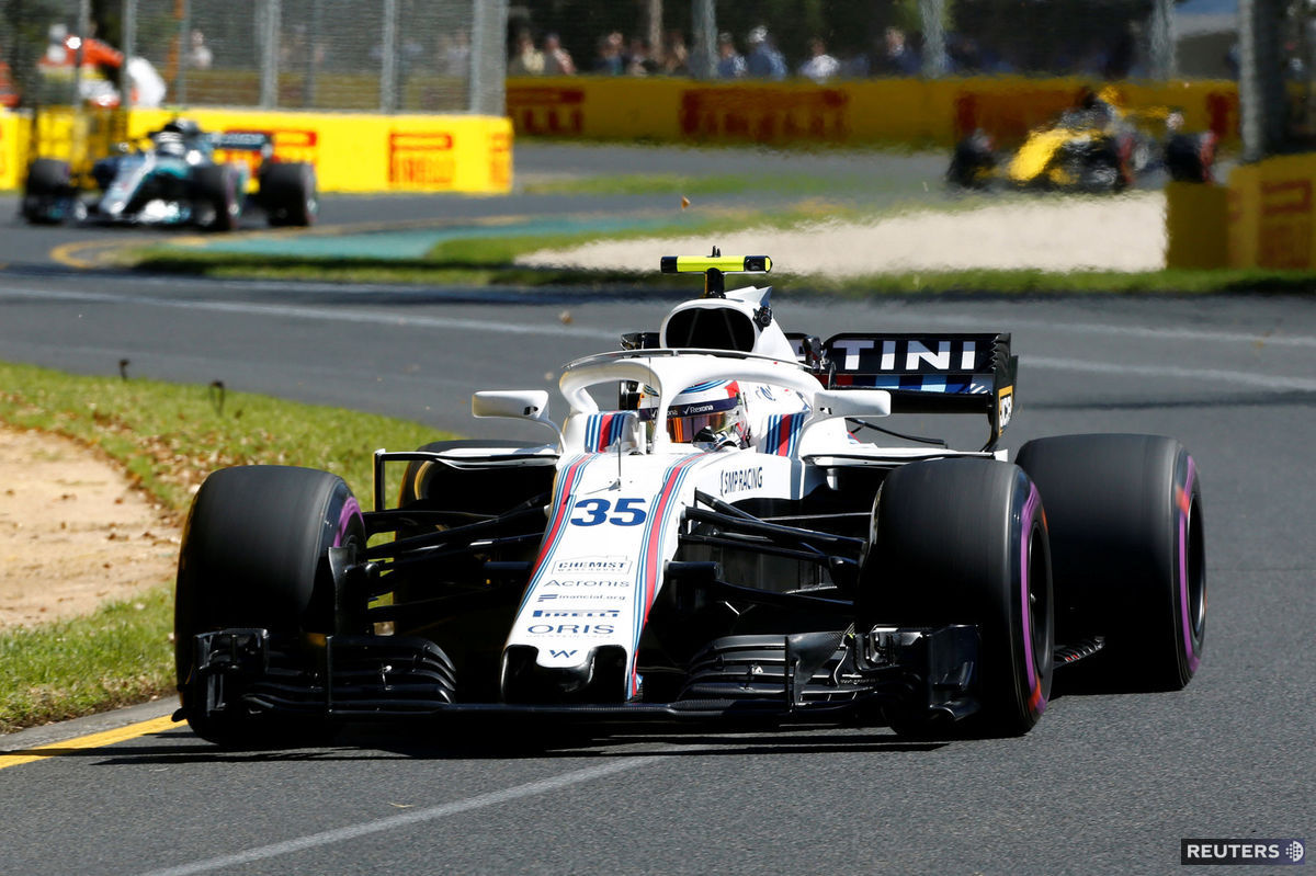 Sergej Sirotkin na okruhu v Melbourne.