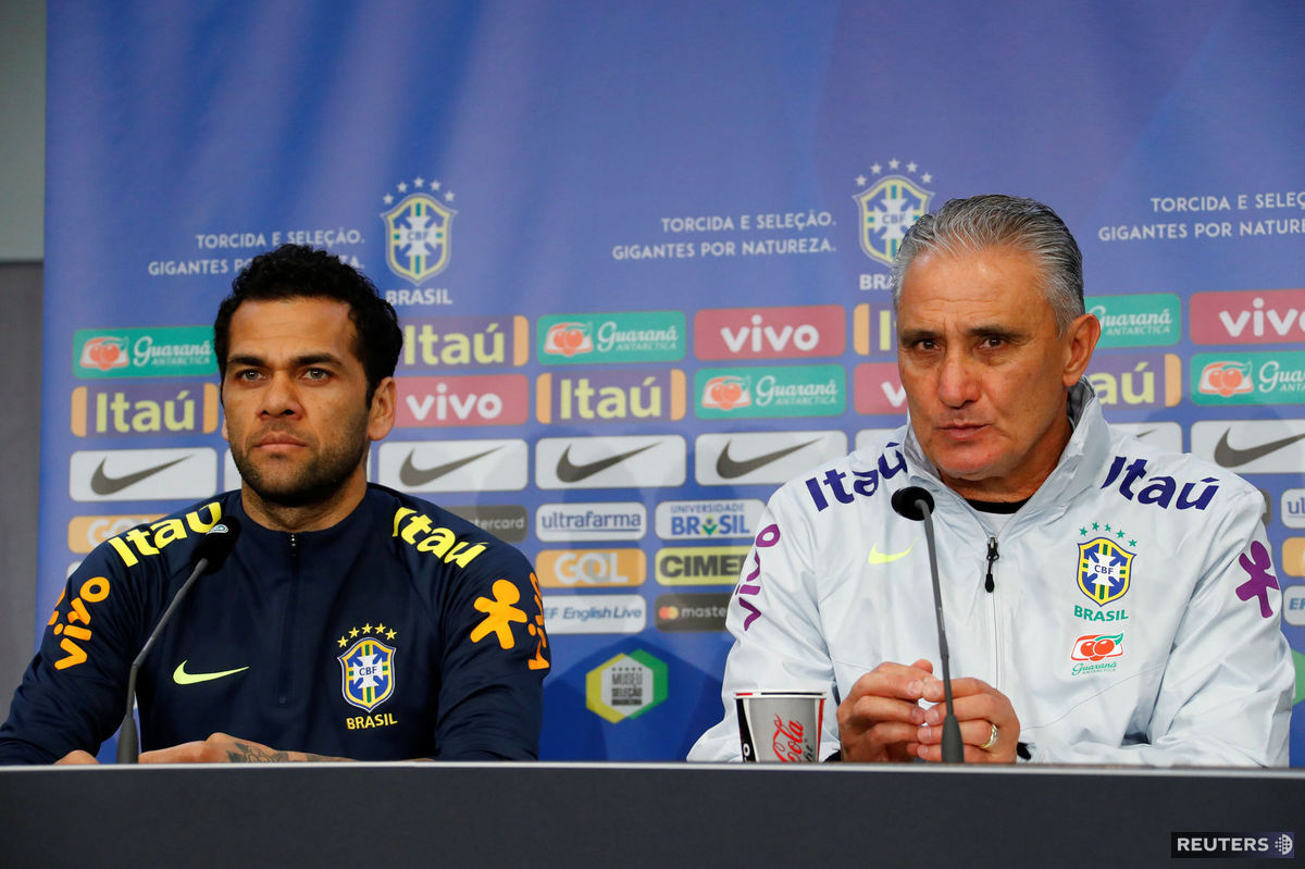 Brazílsky obranca Dani Alves a tréner Tite na...