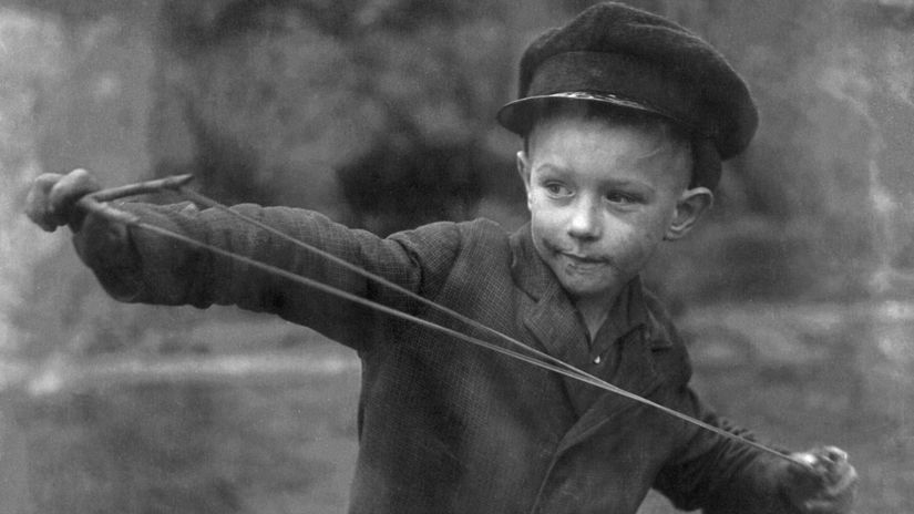 Gumipuškový súboj na našej záhrade. Mal som 15...