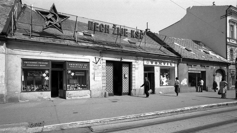 Politické nápisy ako tento na Obchodnej ulici...