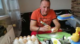 Automechanik vyrába veľkonočné vajíčka so srdiečkami