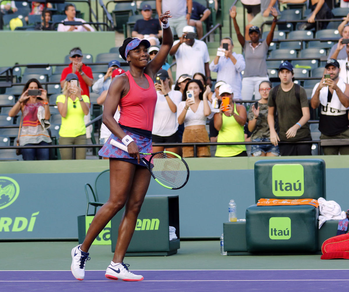 Venus Williamsová oslavuje postup v Miami.