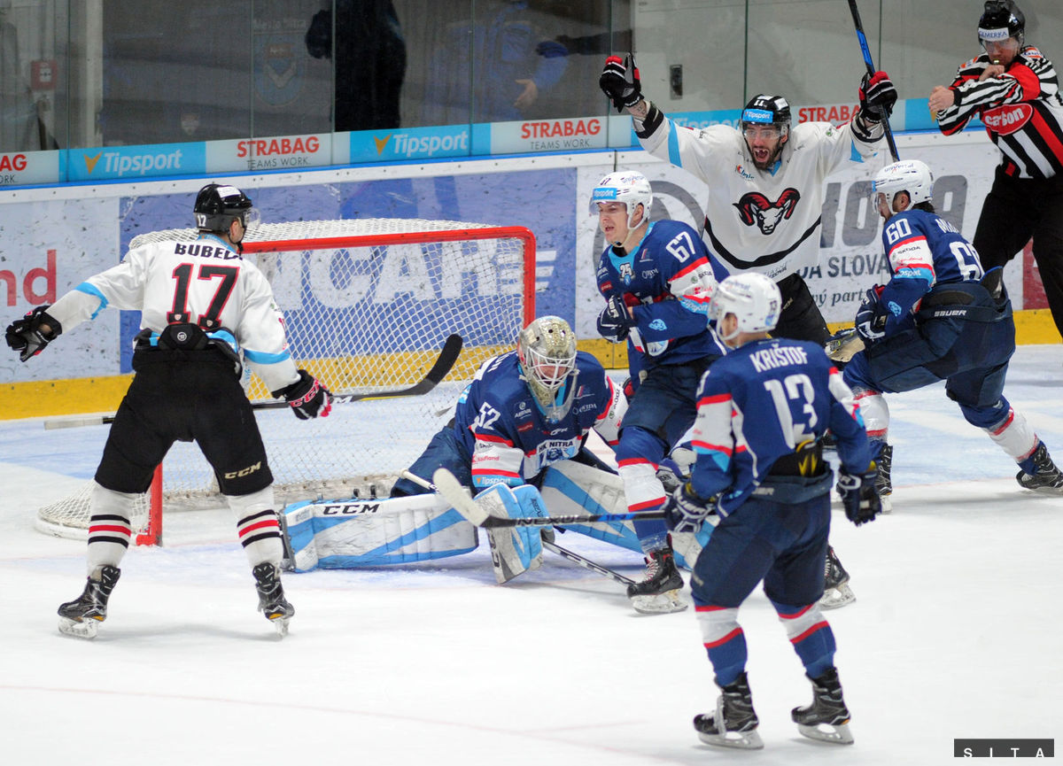 Josh Brittain sa teší z gólu Miloša Bubelu.