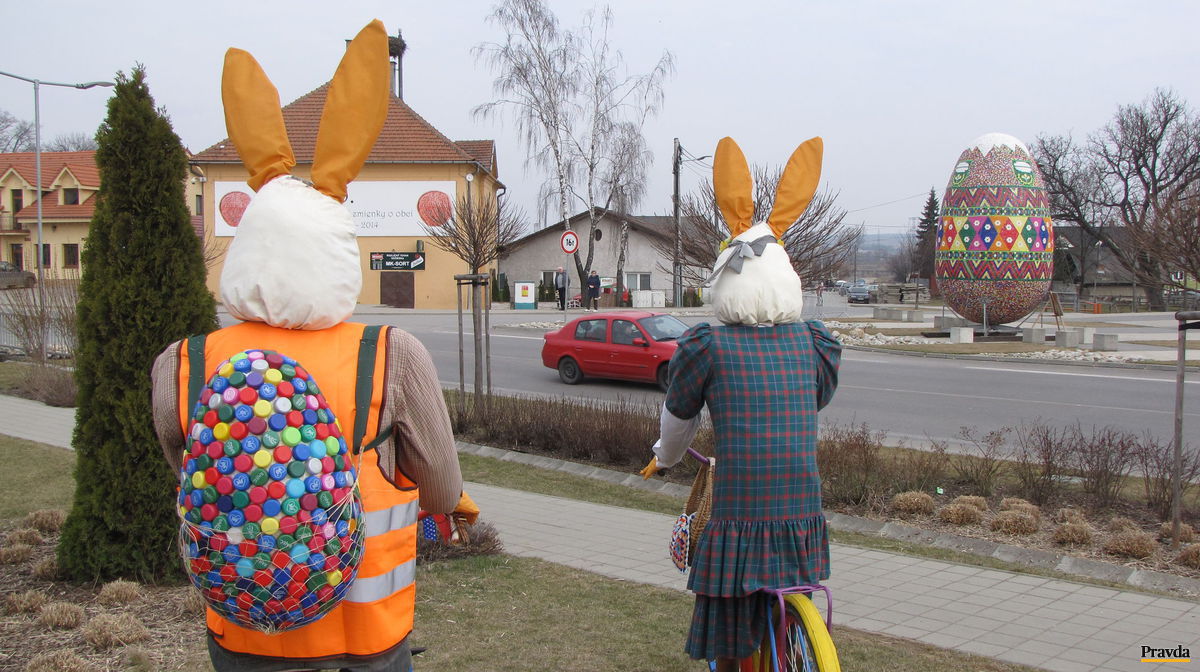 Cez cestu oproti mega kraslici sa na ňu dívajú...