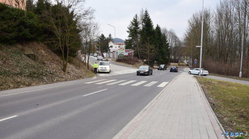 Banská Bystrica polícia nehoda svedkovia pomoc
