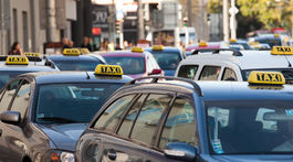 Mladíci ukradli taxík a podpálili ho, na staršieho z nich je podaný návrh na vzatie do väzby