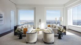 Záber na obývačku, ktorá poskytuje výhľad na časť Manhattan