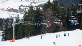 Prví lyžiari na svahu. Na Donovaloch sa lyžuje