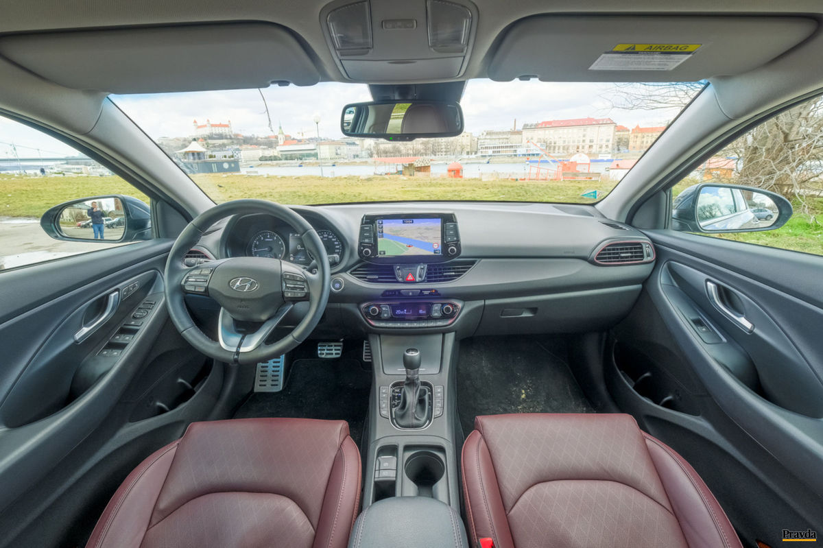 Predná časť interiéru Fastbacku je taktiež bez...