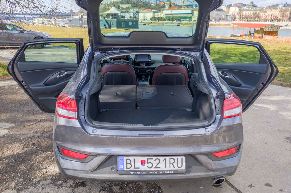 Výhoda karosérie typu liftback. Veľké dvere...