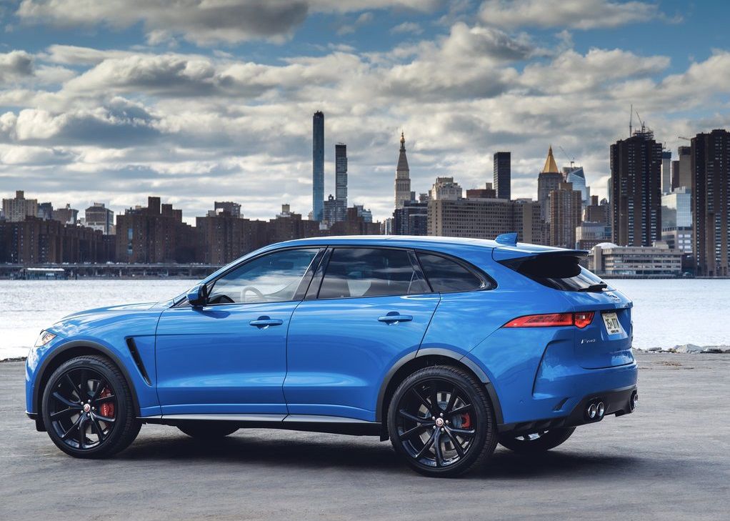 F-Pace SVR šprintuje z 0 na 100 km/h za 4,3...