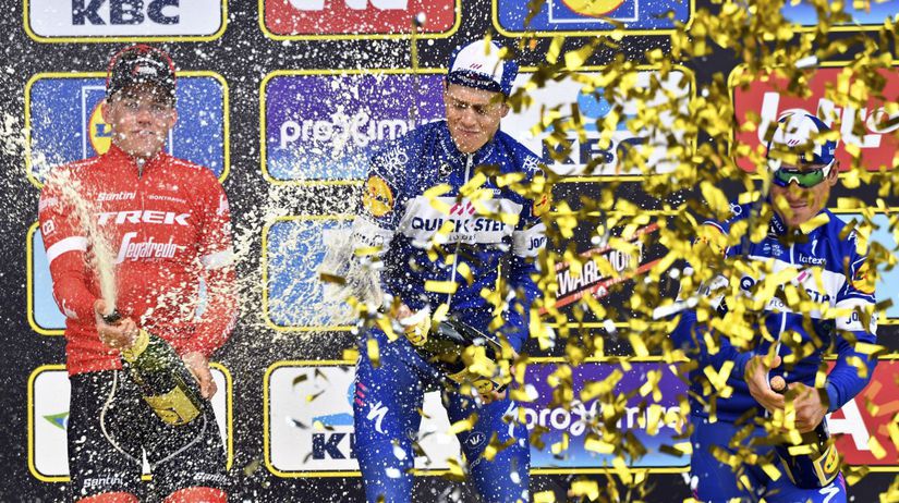 Holandský cyklista Niki Terpstra (uprostred)...