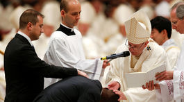 Pápež František pokrstil vo Vatikáne migranta z Nigérie, ktorý odzbrojil zlodeja