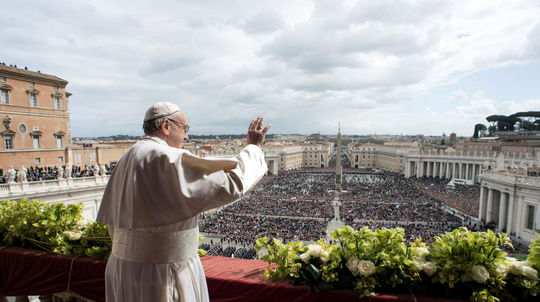 Námestie vo Vatikáne zaplnili desaťtisíce pútnikov, pápež celebroval slávnostnú omšu