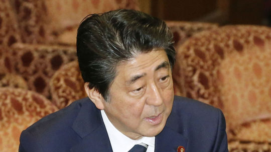 Trumpa pred clami na autá varoval aj japonský premiér