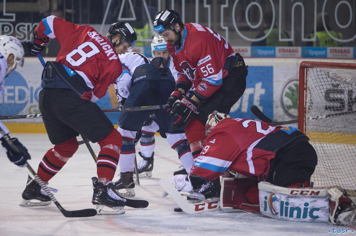 Pavol Skalický a Vladimír Mihálik zasahujú pred...