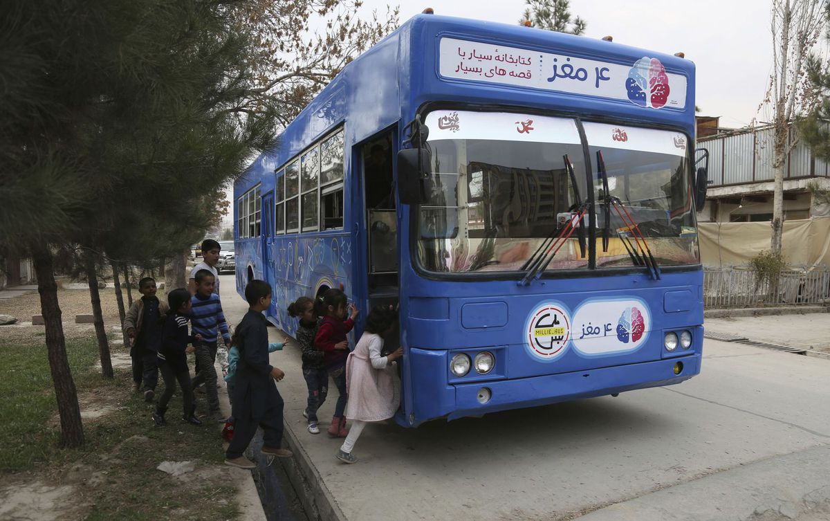 Kábulské deti milujú modrý autobus - vždy, keď...