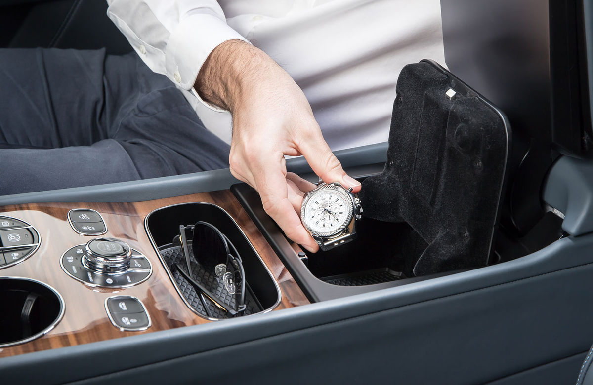 Malý trezor umiestnený v boxe medzi prednými...