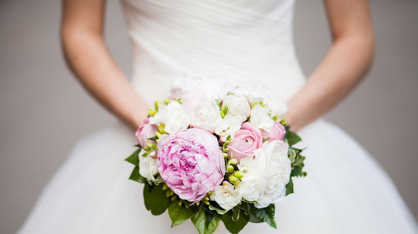 Svadobná kytica vyrobená z pivónií a bielych ruží 